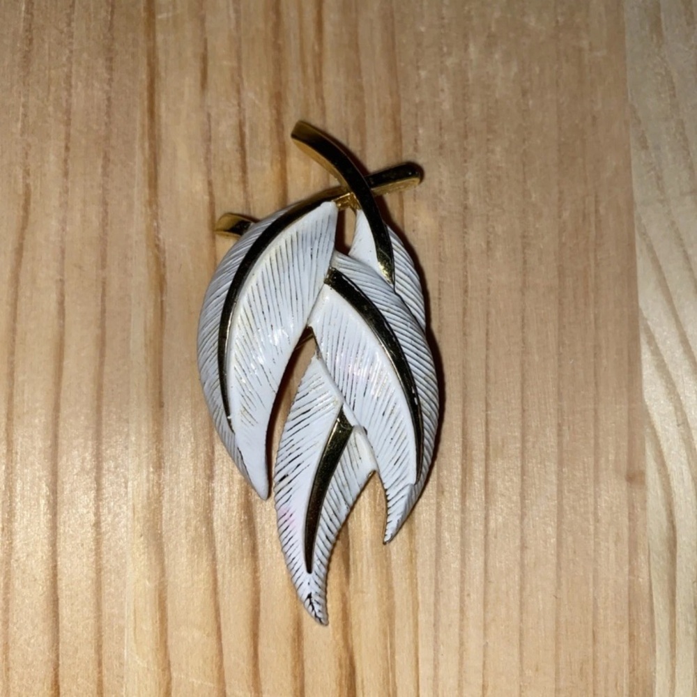 Crown Trifari white enamel and gold-tone leaf brooch Vintage 1960’s
